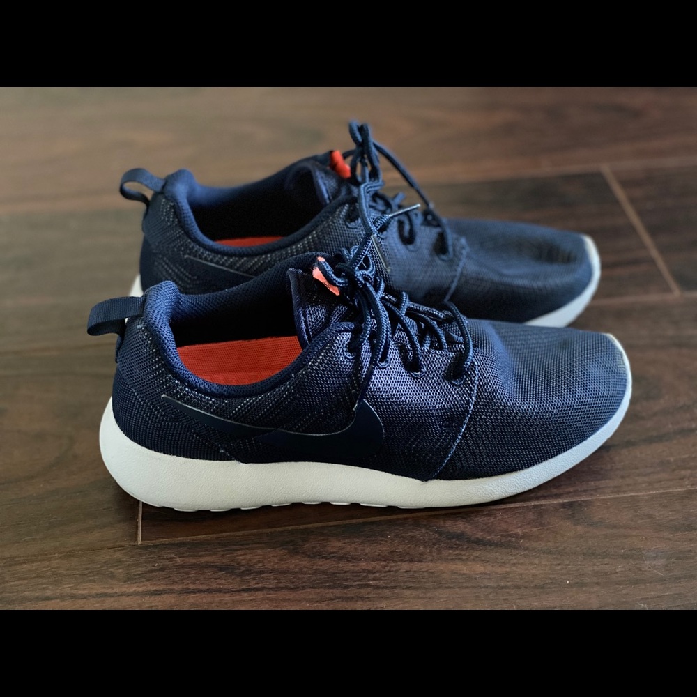 Nike Women’s Roshe One - 6.5